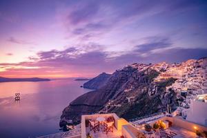 île romantique de santorin au coucher du soleil, grèce, europe. magnifique paysage de coucher de soleil, ciel coloré dramatique incroyable, beauté de la nature paisible.