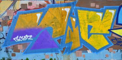 art sous terre. beau style de graffiti d'art de rue. le mur est orné de dessins abstraits de peinture maison. culture urbaine emblématique moderne des jeunes de la rue. image élégante abstraite sur le mur