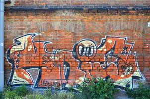 fragment d'un vieux dessin de graffiti coloré sur le mur. image d'arrière-plan illustrant l'art de la rue, le vandalisme et la peinture murale avec de la peinture aérosol photo
