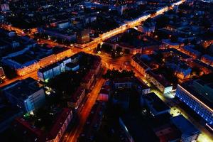 vue aérienne du quartier résidentiel de la ville la nuit photo