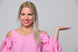 femme souriante à la mode blonde portant des accessoires modernes posant en studio photo