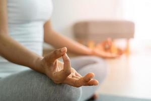 femme pratiquant la méditation sur le parc. femme asiatique faisant des exercices le matin. équilibre, loisirs, relaxation, calme, bonne santé, heureux, se détendre, mode de vie sain, réduire le stress, paisible, attitude photo