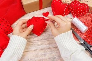 peluche rouge en forme de coeur faite à la main, saint valentin, relation amoureuse, mode de vie sain, beau cadeau, concept d'amour et de soins de santé. vacances décorer saint valentin