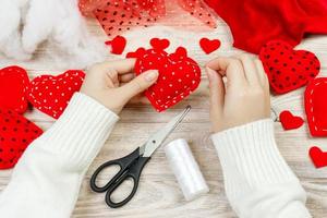 peluche rouge en forme de coeur faite à la main, saint valentin, relation amoureuse, mode de vie sain, beau cadeau, concept d'amour et de soins de santé. vacances décorer saint valentin