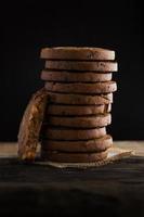 cookies aux pépites de chocolat sur table en bois photo