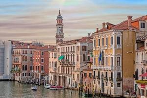 vue sur canale grande à venise pendant le coucher du soleil photo