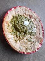 célèbre cuisine indienne spécialement préparée en hiver, makki ki roti - sarson ka saag photo