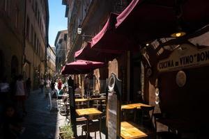 volterra, italie-août 8,2020-personnes se promenant à volterra pendant une journée ensoleillée. photo