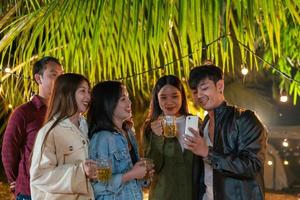 les jeunes asiatiques se joignent à des fêtes et passent des appels vidéo pour se faire des amis. photo