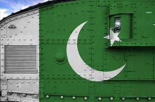 drapeau du pakistan représenté sur la partie latérale d'un gros plan de char blindé militaire. arrière-plan conceptuel des forces armées photo