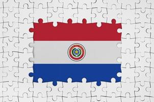 drapeau du paraguay dans le cadre de pièces de puzzle blanches avec partie centrale manquante photo