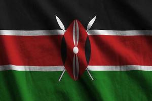 drapeau du kenya avec de grands plis agitant de près sous la lumière du studio à l'intérieur. les symboles et couleurs officiels de la bannière photo