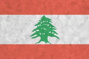 drapeau du liban représenté dans des couleurs de peinture vives sur un vieux mur de plâtrage en relief. bannière texturée sur fond rugueux photo