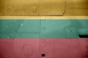 drapeau de la lituanie représenté sur le côté d'un gros plan d'hélicoptère blindé militaire. arrière-plan conceptuel des avions des forces armées photo