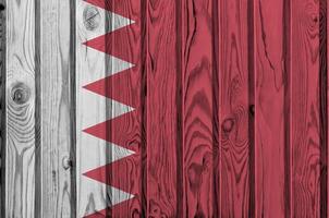 drapeau de bahreïn représenté dans des couleurs de peinture vives sur un vieux mur en bois. bannière texturée sur fond rugueux photo