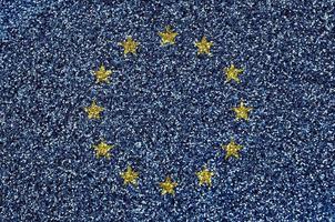 drapeau de l'union européenne représenté sur de nombreuses petites paillettes brillantes. fond de festival coloré pour la fête photo