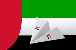 drapeau des émirats arabes unis représenté sur un avion en papier origami. concept d'art fait à la main photo