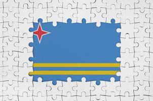 drapeau aruba dans le cadre de pièces de puzzle blanches avec partie centrale manquante photo