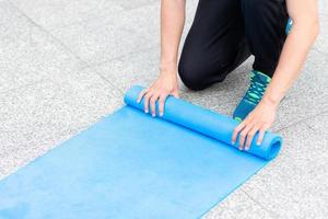 homme en bonne santé exercice de yoga pour se détendre cours de yoga santé sport exercice avec moment heureux et équilibre fit bidy sur tapis de yoga fitness photo