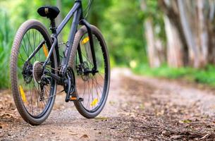 voyage en vélo de montagne avec une belle route de transport de campagne dans la nature fond de forêt pour voyager et se détendre photo