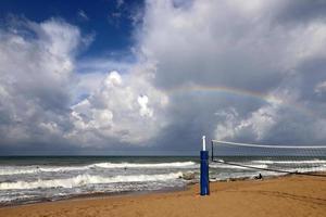 nuages de pluie dans le ciel au-dessus de la mer méditerranée dans le nord d'israël. photo