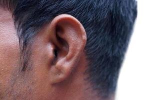 oreille l'oreille d'un homme sa partie du corps aide à entendre les ondes sonores. photo