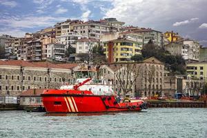 bateau de pompiers du service d'incendie à l'embarcadère photo