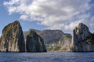 formations rocheuses au large de la côte de l'île de capri, italie. photo