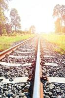 chemin de fer - voies ferrées en acier pour les trains dans la campagne sur fond d'été nature photo