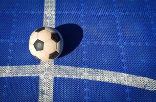 football football sur terrain de futsal ligne bleue et blanche au sport en plein air photo