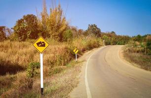 panneau d'avertissement en montée et courbe de la route - panneau de signalisation en pente raide photo