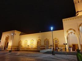 une belle vue nocturne de la mosquée sayed al shuhada à médine, arabie saoudite photo