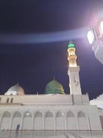 belle vue sur masjid al-nabawi, médina, arabie saoudite dans les veilleuses. photo