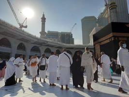 mecque, arabie saoudite, janvier 2023 - belle vue intérieure de masjid al-haram, mecque, arabie saoudite. des pèlerins du monde entier exécutent le tawaf. photo