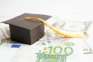 chapeau d'écart de graduation sur l'argent des billets en dollars américains, frais d'étude de l'éducation apprentissage enseigner le concept. photo