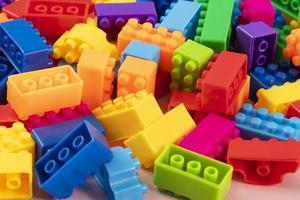 motifs de blocs de construction en plastique colorés isolés. jouet pour enfants photo