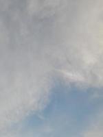 ciel bleu avec fond de nuages gonflés. fond naturel. photo