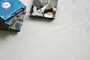 Les images de disque dur de type disque rotatif de 2,5 pouces sont encore couramment utilisées aujourd'hui. photo