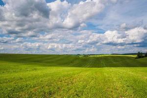 fond de ciel bleu avec des nuages à rayures blanches dans le ciel et l'infini peut être utilisé pour le remplacement du ciel photo