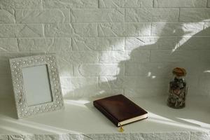 livre biblique dans un appartement en suède photo