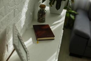 livre biblique dans un appartement en suède photo
