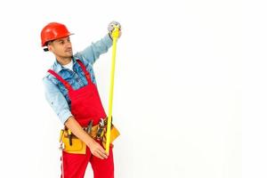 ouvrier du bâtiment tirant une corde. tourné en studio pleine longueur isolé sur blanc. photo