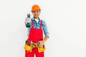 Les jeunes travailleurs de la construction avec des casques sur un fond blanc photo