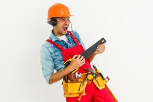 travailleur masculin avec un casque sur fond blanc. photo