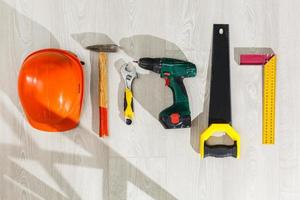 outils de travail sur fond de bois photo