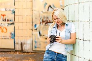 portrait d'une jolie jeune touriste prenant des photos avec un appareil photo rétro vintage