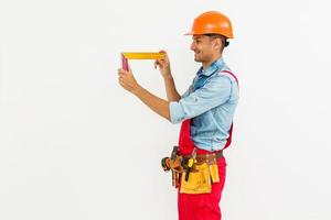 profession, construction et bâtiment - travailleur masculin souriant heureux ou constructeur en casque sur fond blanc. photo