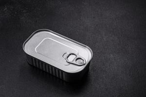 boîte rectangulaire en fer blanc ou en aluminium contenant des aliments en conserve avec une clé photo
