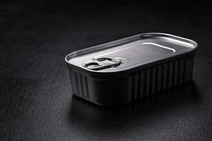 boîte rectangulaire en fer blanc ou en aluminium contenant des aliments en conserve avec une clé photo