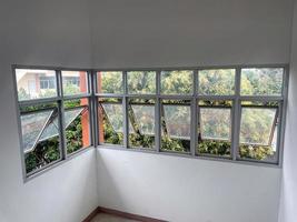 fenêtres à auvent, vitres en aluminium, fixées autour du mur pour éclairer les escaliers du bâtiment. mise au point douce et sélective. photo